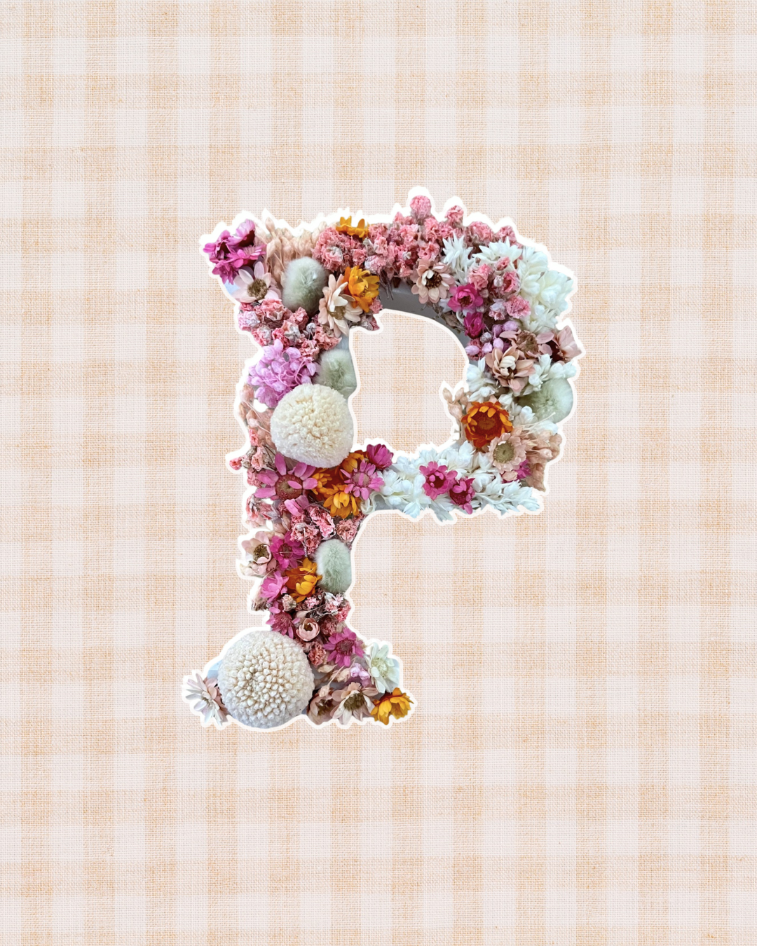 Letra con flores preservadas
