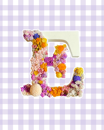 Letra con flores preservadas