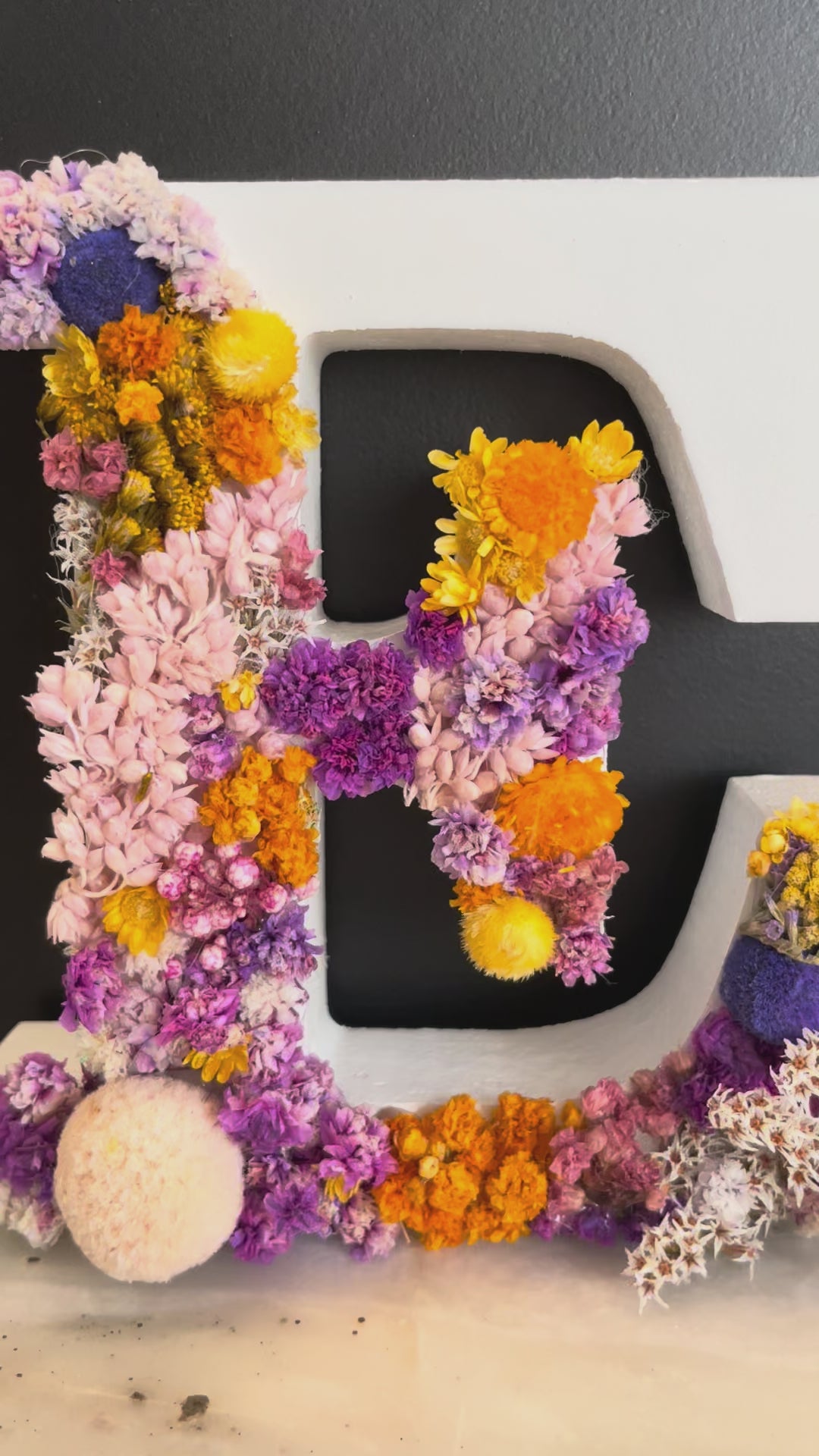 Letra con flores preservadas